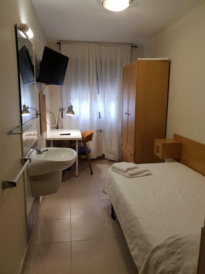 Residencial Oscense Hotel อูเอสกา ภายนอก รูปภาพ