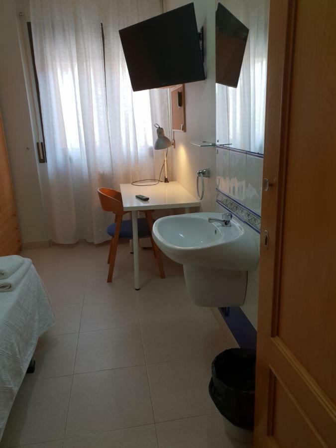 Residencial Oscense Hotel อูเอสกา ภายนอก รูปภาพ